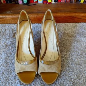 Kate spade suede and patent leather tan  peeptoe side cutout heels sz 9 euc